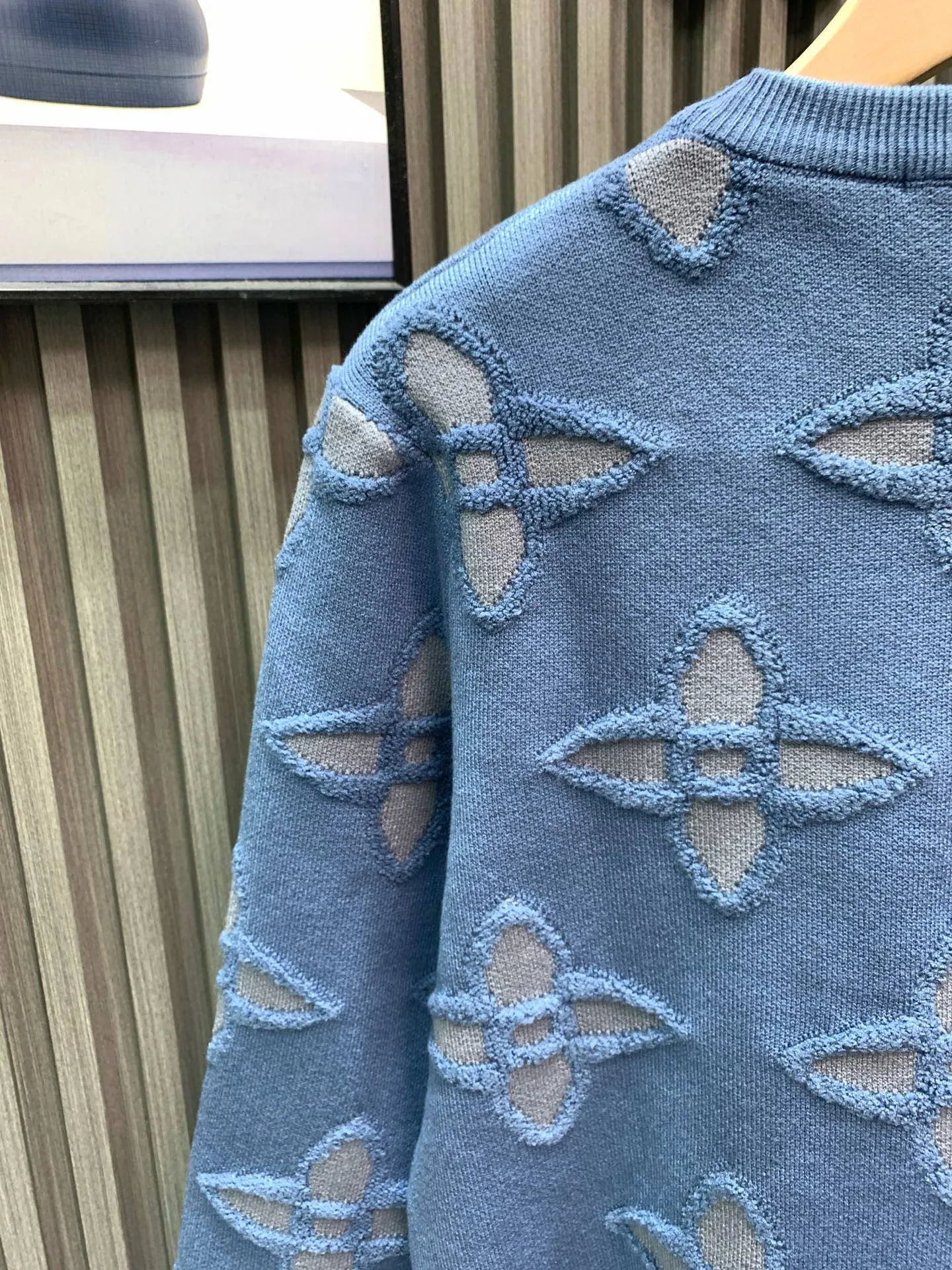 🅿️380 🀄️ Louis Vuitton Louis Vuitton's latest jacquard knitted pullover sweater for autumn and winter 25 is exclusively presented. A sweater with super smooth lines that is very in line with the aesthetic tone. The most basic style is minimalist and low-key luxury style. The simpler the item in the fashion industry, the easier it is to show a sense of high-end fashion. It is a very age-reducing fashion style. A must-have item. A sweater that is very in line with the aesthetic tone of the Lu family. Classically labeled jacquard elements. It is intertwined and outlined with yarn-dyed craftsmanship. It is perfectly integrated into the fabric and forms a complete contrast with the outside tone. The vision is quite elegant and fashionable. It is noble and elegant. It is full of charm. From the main fabric to the detailed craftsmanship, everything shows the ingenuity of the fashion. It interprets the essence of fashion to the extreme. It has both warmth and warmth. It is suitable for autumn and winter. It is suitable for the current seasonal climate. The texture is dense and light, full of elasticity and drape. It feels soft and waxy, skin-friendly and warm. Bringing the ultimate comfortable wearing experience. The full-width brand pattern jacquard design is completely customized according to the original measurements. The imported wool texture is very comfortable and delicate to the touch. The yarn feels soft and waxy. It is skin-friendly and gentle. The all-over logo jacquard design makes the style personalized and fashionable. Genderless and unisex. The fabric is fluffy and soft. It has a perfect sense of laziness. It is very practical to wear. The sweater is loose enough to make you look slimmer and taller. It is a durable and durable style in the wardrobe every year. Light blue